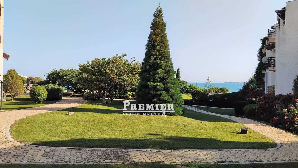 Просторен двустаен апартамент в луксозен комплекс на първа линия