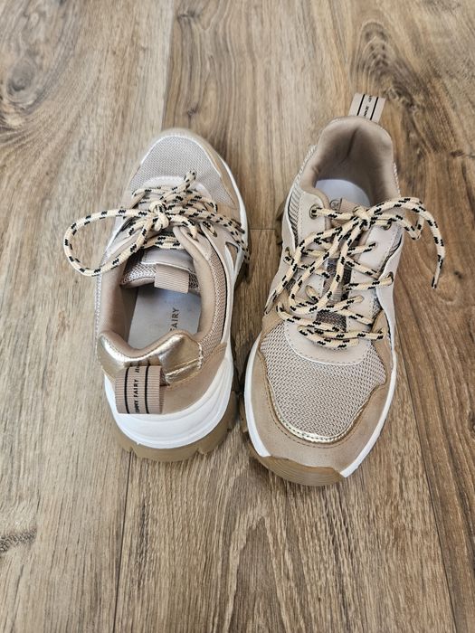 Сникърси- Jenny Fairy
Отлично запазени.
Номер -36
Цена-40лв.