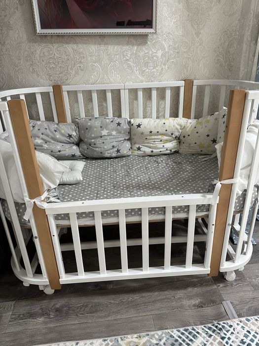 Детская кроватка с маятником