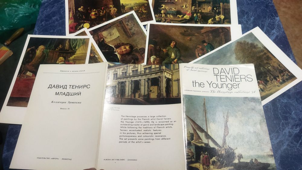 Два набора открыток большого размера.