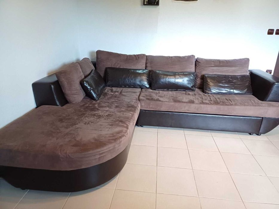 Разтегателен ъглов диван с лежанка