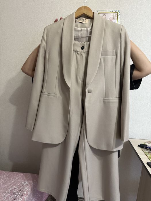 Продам новый брючный костюм