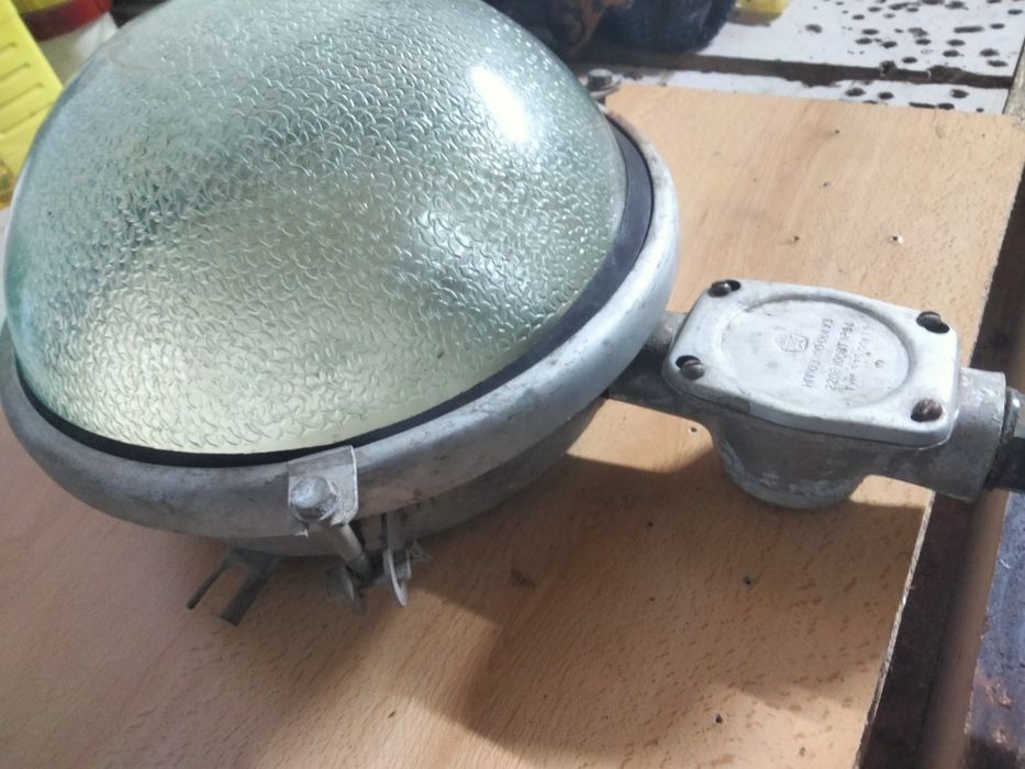 Продам уличный светильник.