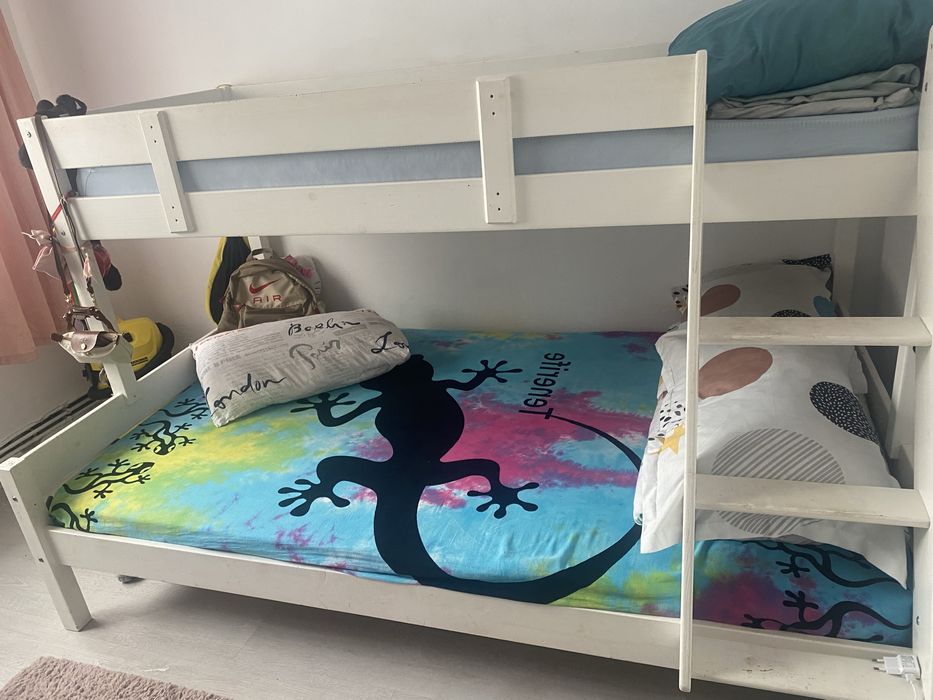 Pat supraetajat sus de 1 persoana jos de 2 persoane