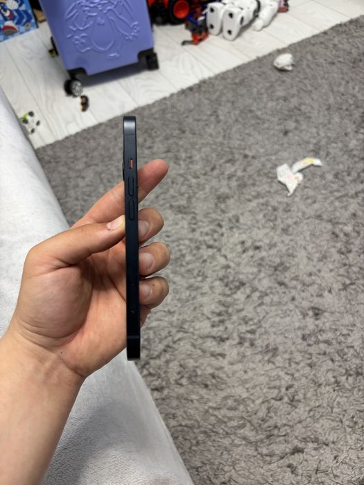 Vand carcasa iphone 13  impecabila