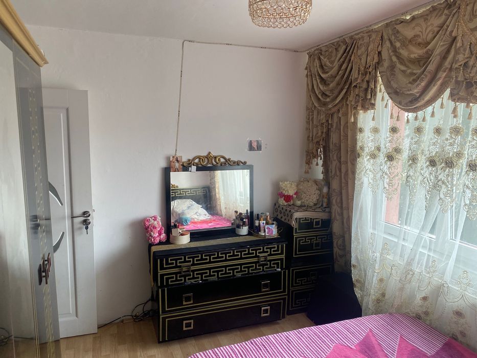 Vând apartament la Bocșa română 3 camere 2 băi balcon apartamentul are o suprafață de 100mp mai multe Detali la telefon