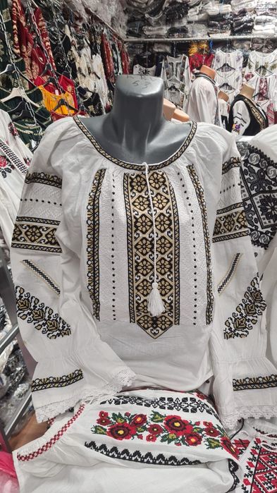 Ii tradiționale brodate