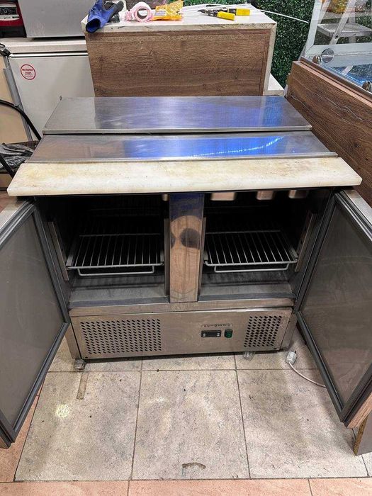 Саладета / хладилна маса с гастронорми.