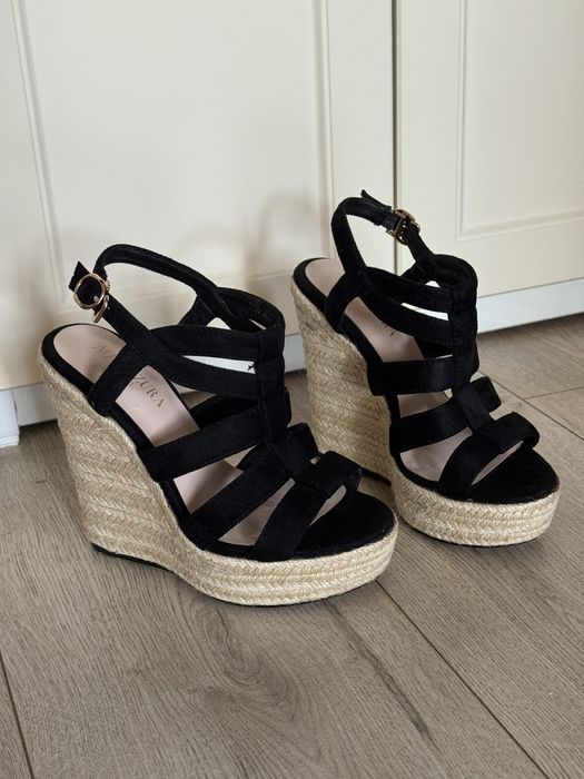 Босоножки на танкетке