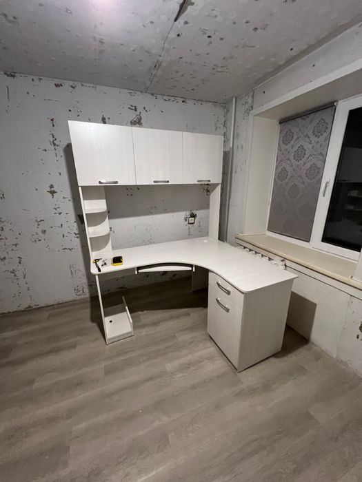 Продам компьютерный стол.