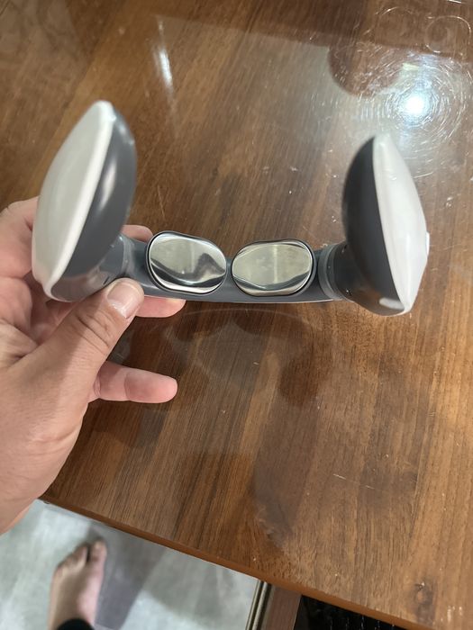 Bo'yin massajor to'k sipat qilib massaj qiladi yengi