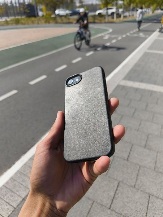 Продам iPhone SE 2020 года на 64 ГБ.