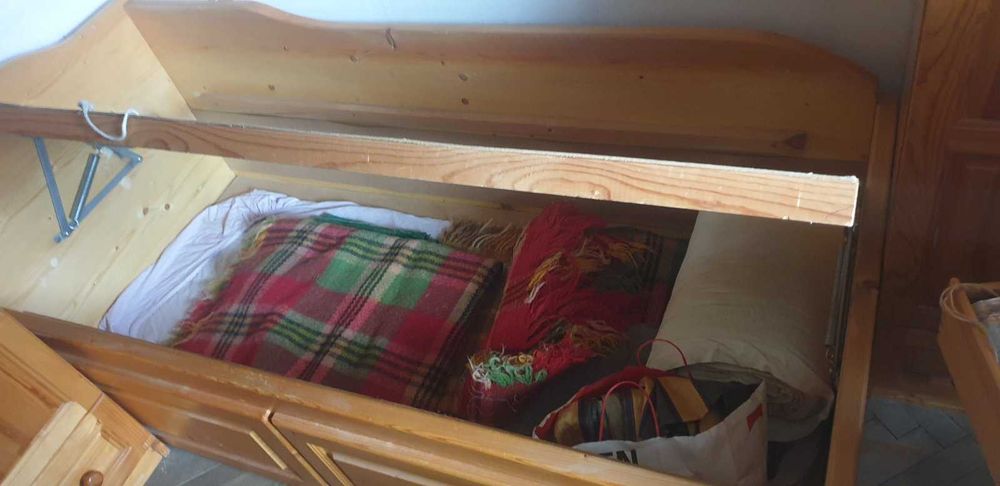 Продавам дървено легло