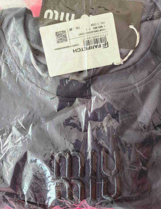 Страхотна изчистена памучна рокля на  Miu Miu с бродирано лого .