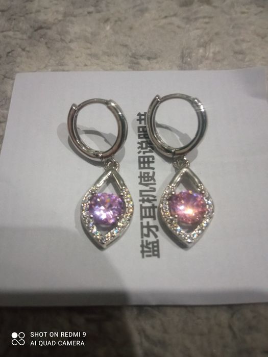 Xalqa yaltiroq toshlar bilan bezatilgan