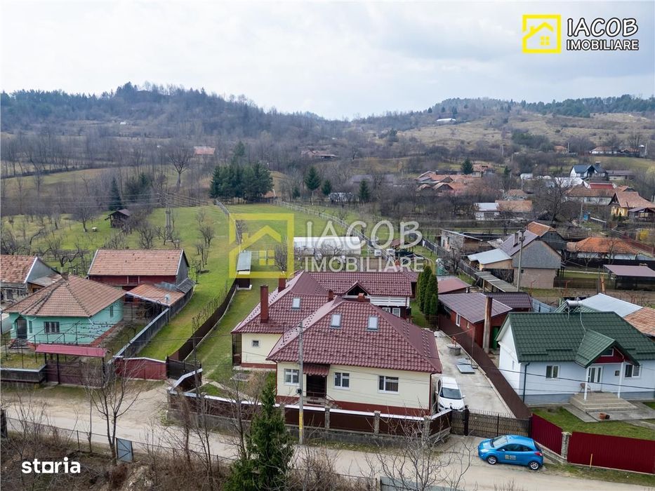 Casa, anexe, 3762 mp teren, 25000 mp padure, Comanesti, jud. Bacau