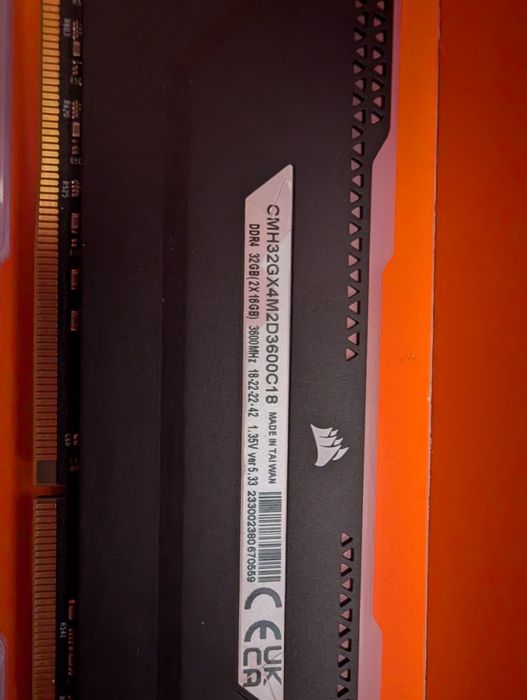 32GB (2x16GB) DDR4 RAM: Corsair Vengeance RGB PRO SL, DDR4-3600 CL18