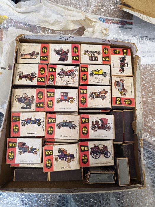 Колекция стари кибритени кутийки VG – ретро автомобили 

Продавам колекционерска серия кибритени кутийки VG с изображения на рет