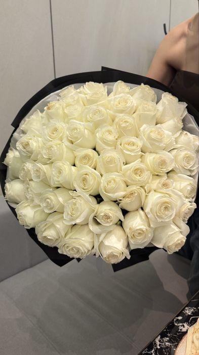 Свежие цветы белые розы