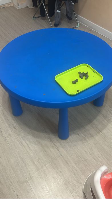 Икеа Стол детский и игрушки