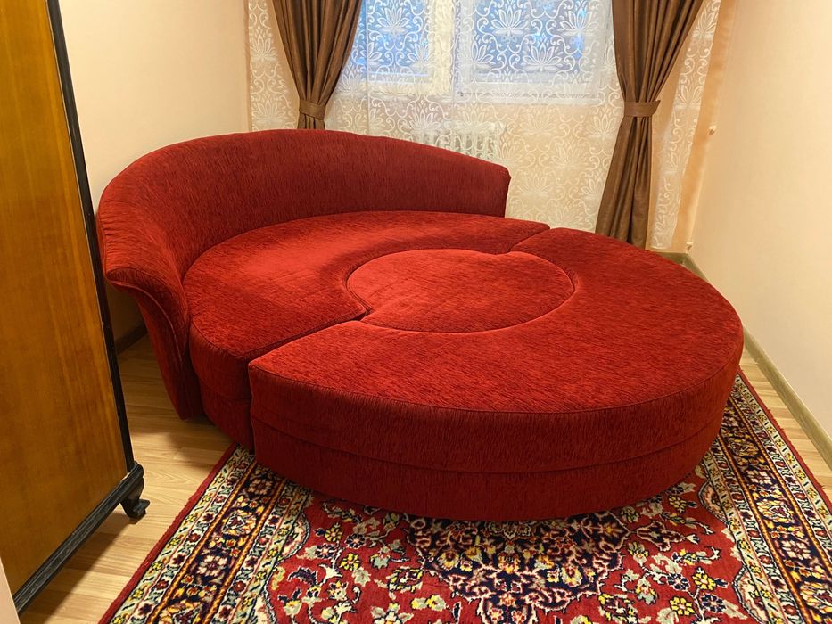 Canapea, măsuță capitonată și piesă semicirculară capitonată=pat dublu