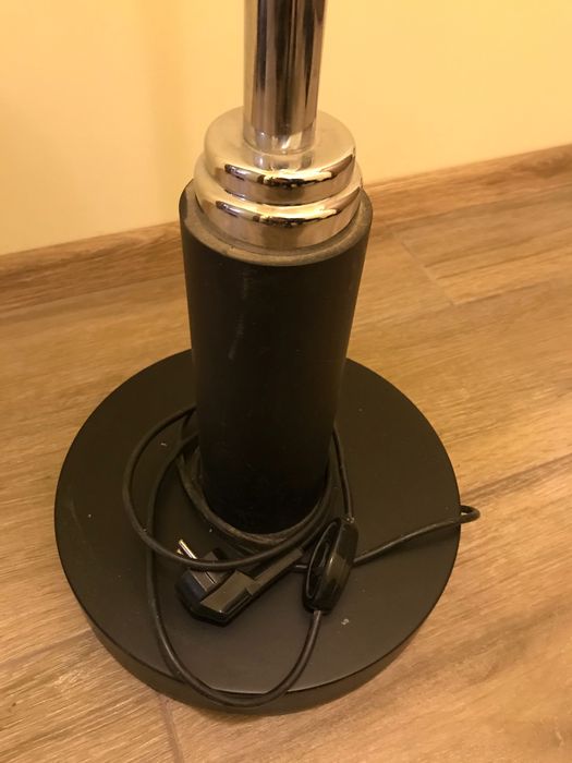 Подов лампион за хол, спалня или офис.