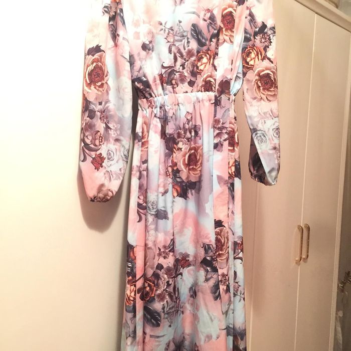 Красивое платье  ниже колена