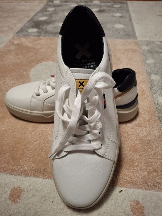 Adidasi noi cu eticheta marimea 43