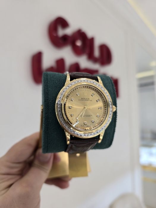 Продам золотые часы ролексы с бриллиантами.