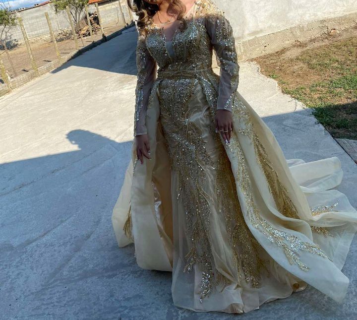 Продава се рокля в златист цвят