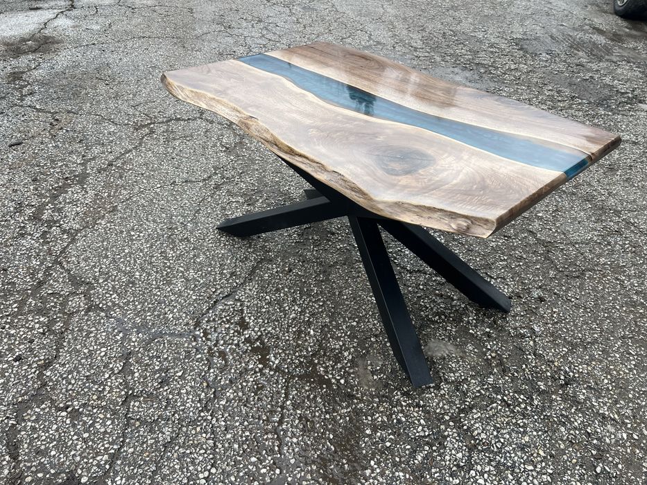 Налична холна маса от масивно дърво орех и епоксидна смола