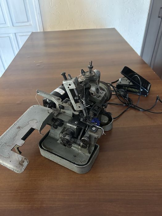 Оверлок трехниточный