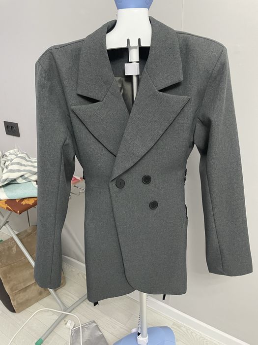 Продаються костюм