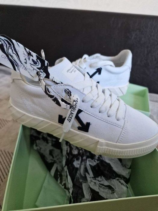 Off-White  Vulcanized low-top sneakers
