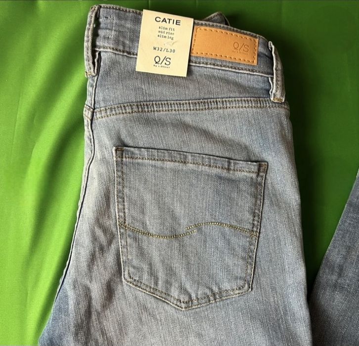 Blugi albastru deschis