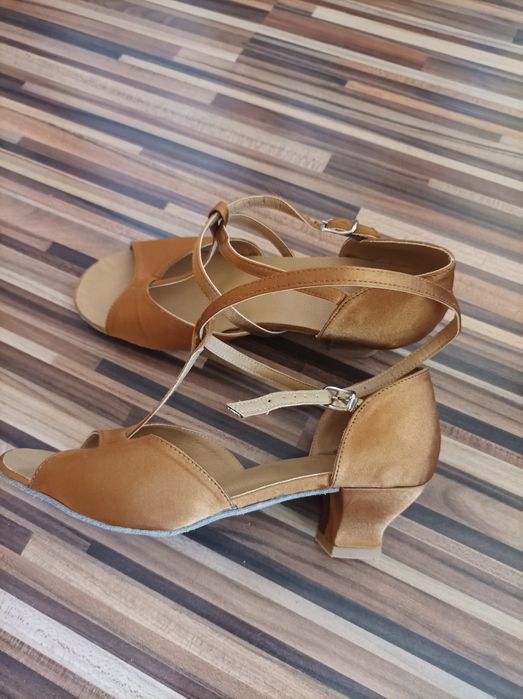 Обувки за латино танци