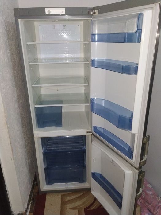 Холодильник сотилади