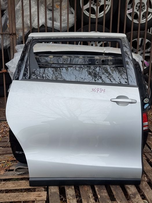 Двери на Toyota Estima.