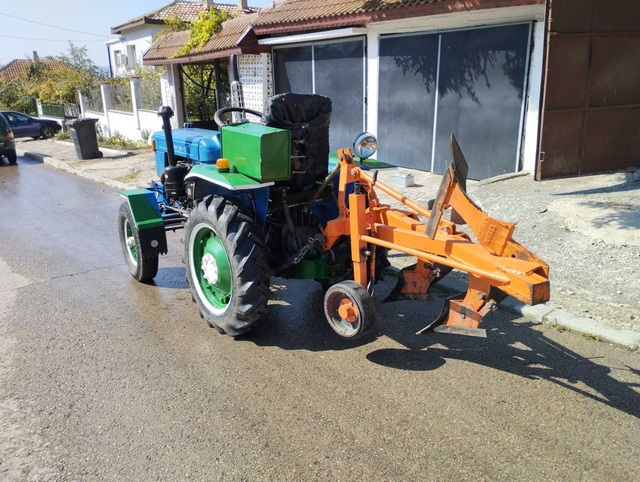 Трактор със оборудване и резервни части