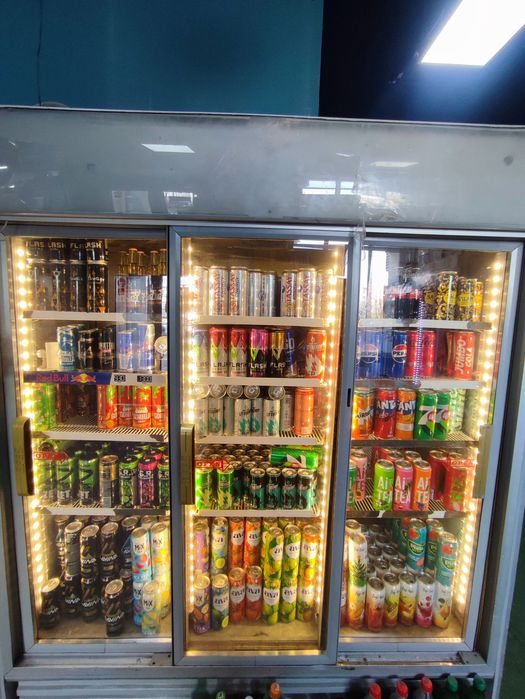 продам витринный холодильник