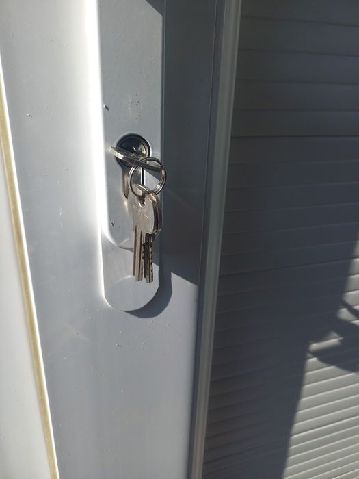 Пластиковая дверь