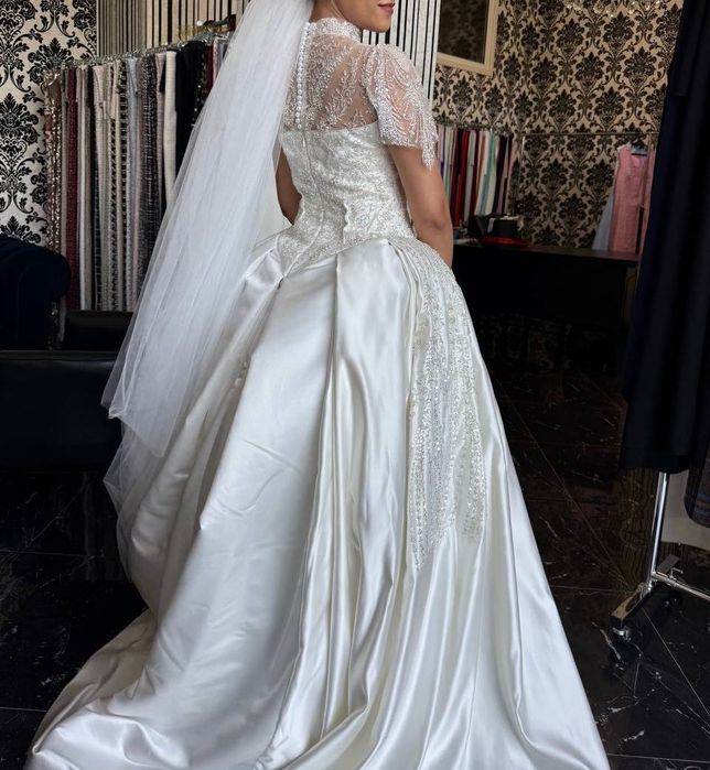 Свадебное платье цвета айвори, фата и перчатки в подарок, на пуговицах