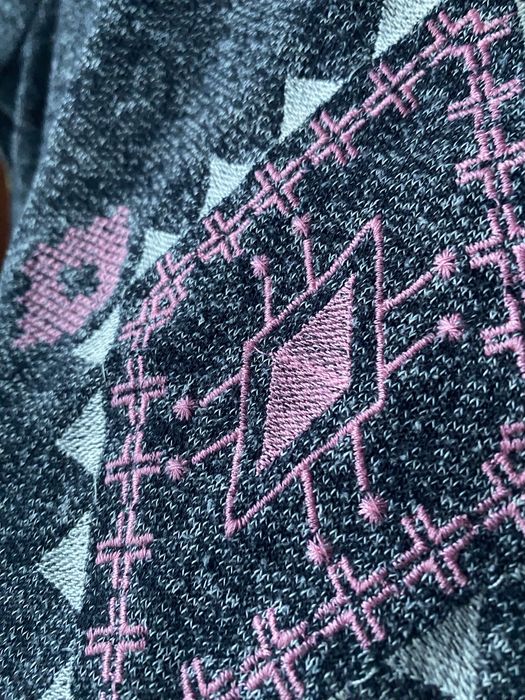 Свитер необычный с вышивкой