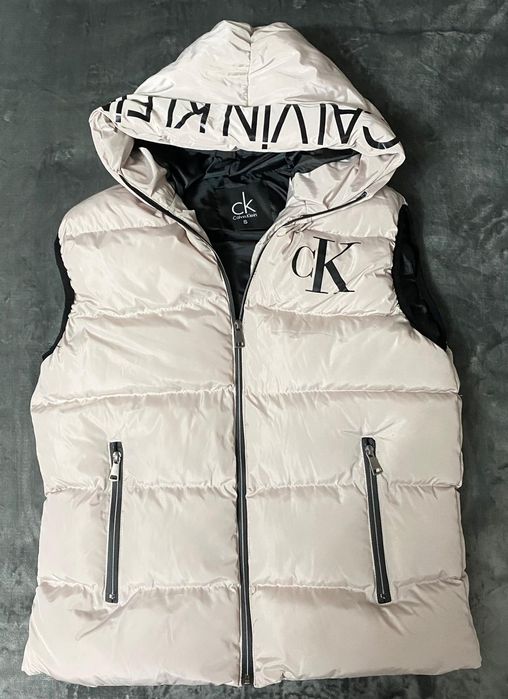 Vând vesta noua de bărbați Calvin klein