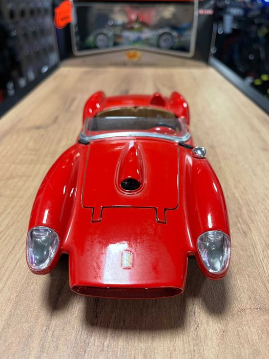 BBURAGO метална колекционерски модел FERARRI 250 TESTAROSSA 1:18