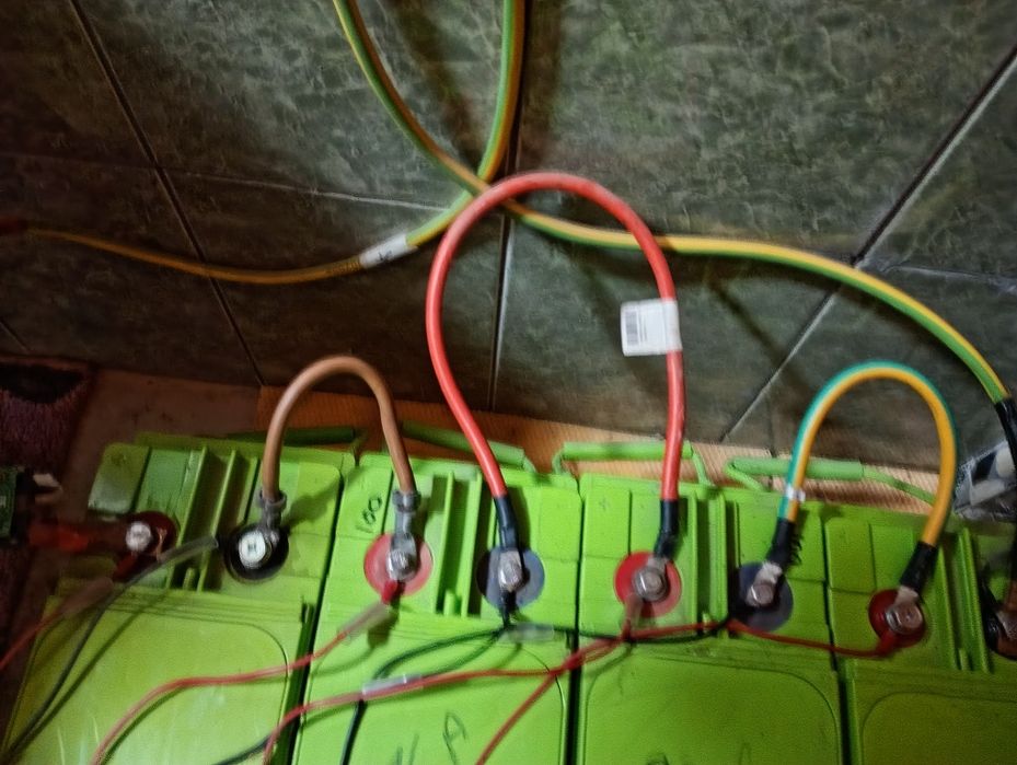 Invertor growatspf 5000es cu 4 baterii agm de 155ah