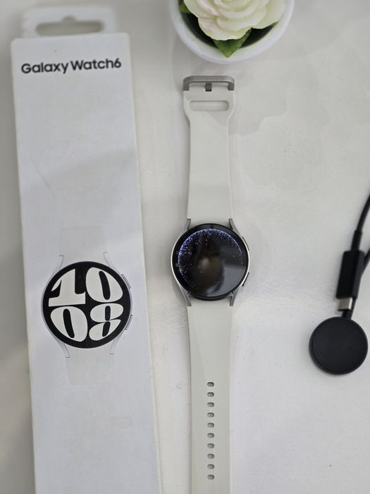 Samsung Galaxy Watch 6 Classic 40 мм, носен е само веднъж.