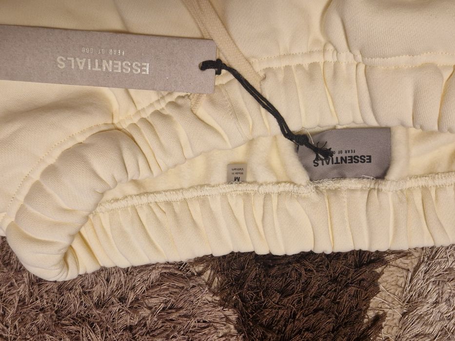 Кремавожълти къси панталони на Essentials