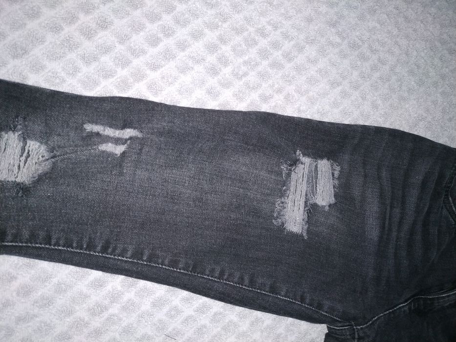 Черные рванные джинсы