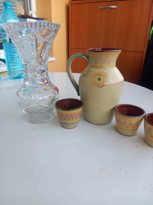 Стари глинени съдове и стъклена ваза